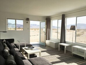 Smart TV, fireplace, books, stereo - Wonder Valley Sky - A Beautiful Modern Joshua Tree Retreat (Twentynine Palms)