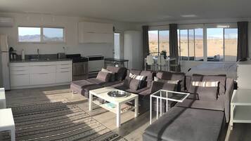 Una Smart TV, una chimenea, libros, un reproductor estéreo