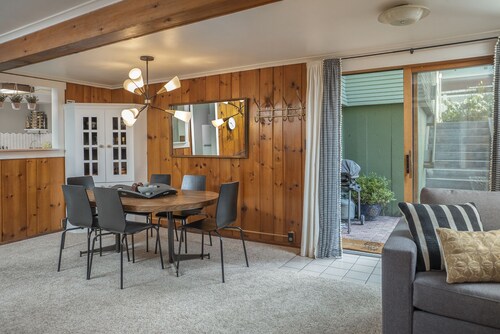 Clean, comfortable, spacious Fort Grounds apartment: great location! 