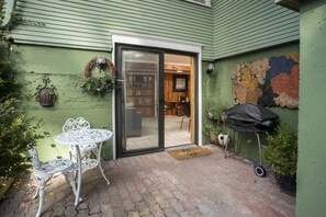 Outdoor dining - Clean, comfortable, spacious Fort Grounds apartment: great location!  (Coeur d'Alene)