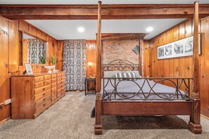 1 bedroom, iron/ironing board, free WiFi, bed sheets - Clean, comfortable, spacious Fort Grounds apartment: great location!  (Coeur d'Alene)