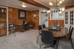 Dining - Clean, comfortable, spacious Fort Grounds apartment: great location!  (Coeur d'Alene)