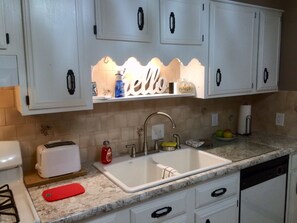 Fridge, microwave, oven, stovetop - Clean Modern Home,Cozy MINUTES to Airport and Downtown (Buffalo)