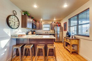 Refrigerador, microondas, placa de cocina, lavavajillas