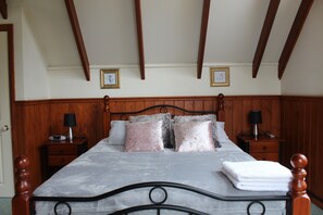 2 bedrooms, iron/ironing board, internet, bed sheets - Valley View 2BR cottage (No Pets Allowed) (Bellbrae)