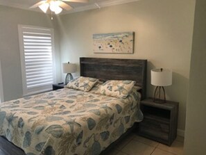 1 slaapkamer, een bureau, een strijkplank/strijkijzer, reisbedje