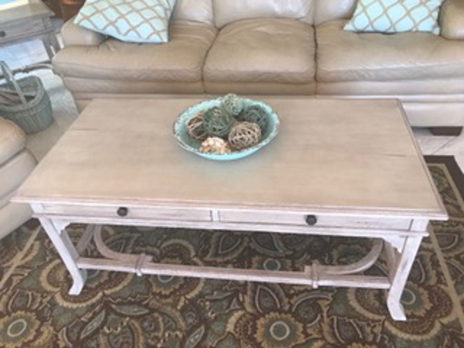 Een smart-tv, speelgoed, een kantoor en een computerscherm