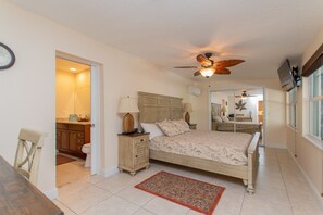 5 bedrooms, desk, free WiFi, bed sheets