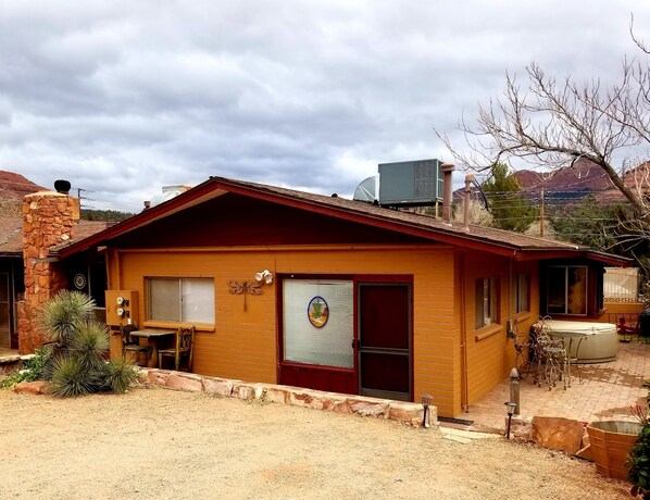 Un edificio a un piano con tetto rosso e un'ampia porta garage.