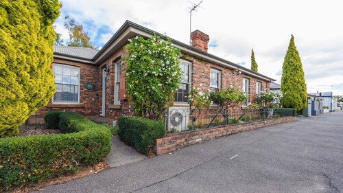 Captain Stirling's Bungalow city fringe locale.