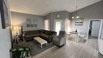 TV connectée, cheminée, livres