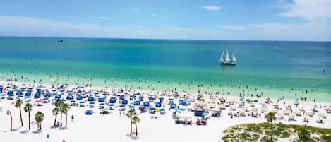 Playa en los alrededores, camastros y toallas de playa