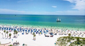 Una playa cerca, sillas reclinables de playa, toallas de playa