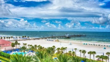 Beach nearby, sun loungers, beach towels