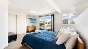 4 bedrooms, iron/ironing board, Internet, bed sheets
