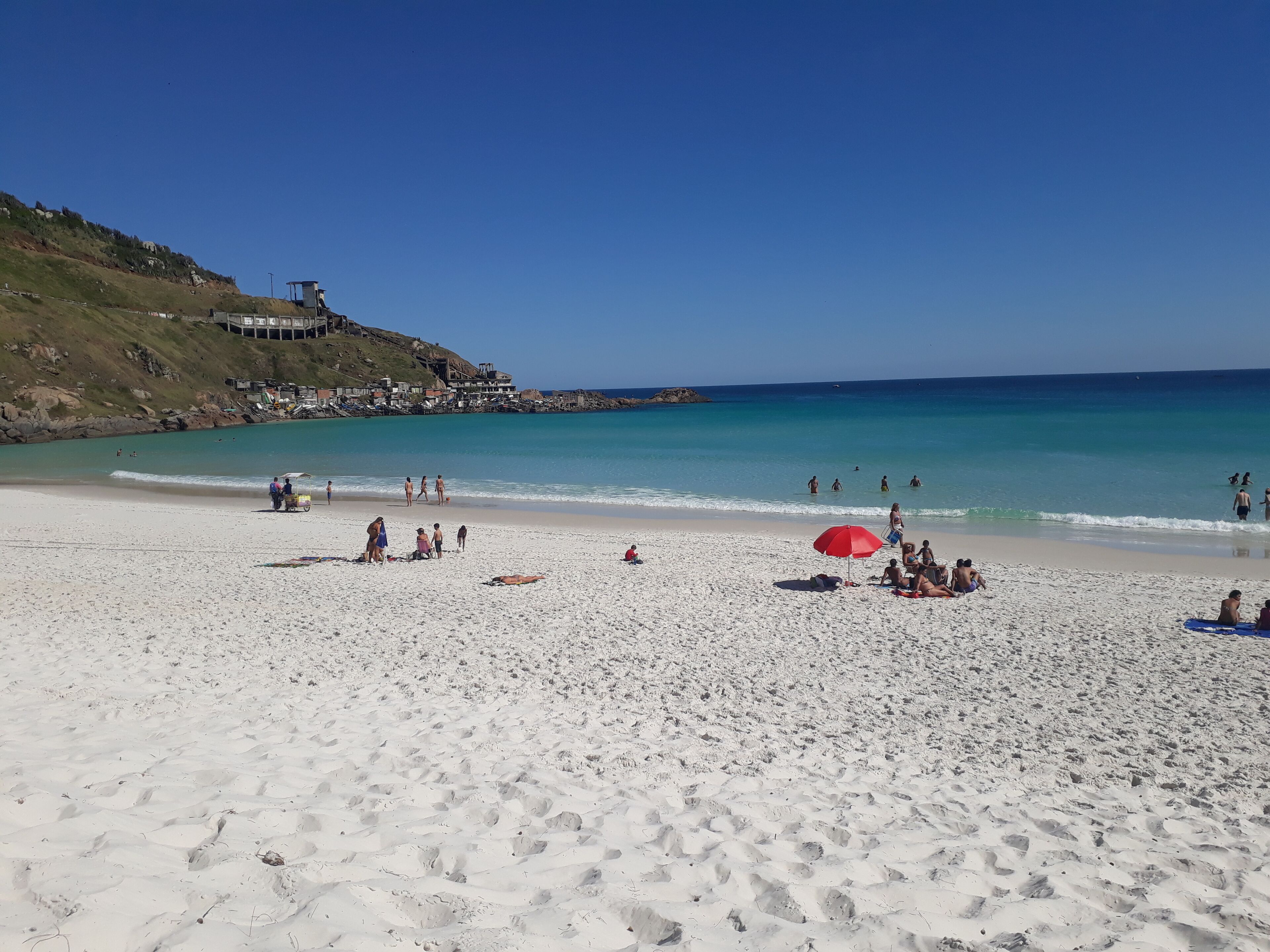 En la playa y camastros 