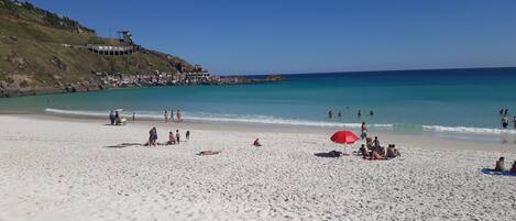 På stranden og solsenger