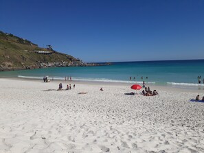 Plage, chaises longues