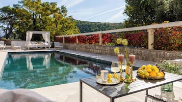 Una piscina al aire libre