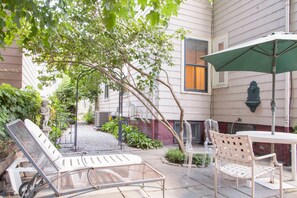 Outdoor dining - Cozy Harvard/MIT Victorian (Cambridge)
