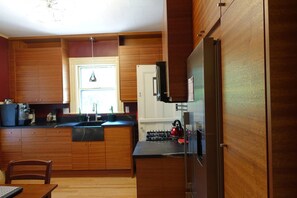 Fridge, microwave, oven, stovetop - Cozy Harvard/MIT Victorian (Cambridge)