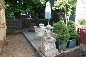 Outdoor dining - Cozy Harvard/MIT Victorian (Cambridge)