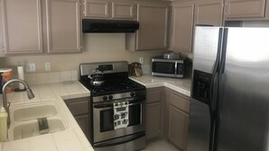 Cafetera y tetera, microondas, lavavajillas y utensilios de cocina 