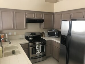 Private kitchen - Nice and Cozy 3 Bed Room 2 Bathroom located in Gated Community 15 minutes (North Las Vegas)