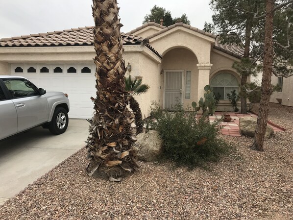 Property grounds - Nice and Cozy 3 Bed Room 2 Bathroom located in Gated Community 15 minutes (North Las Vegas)