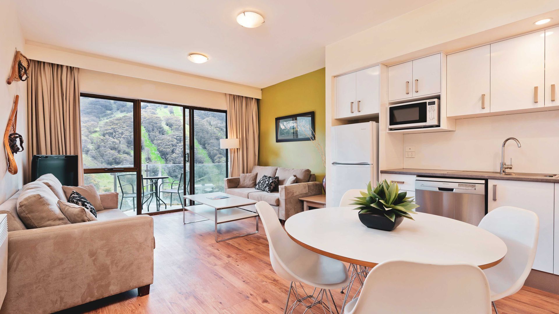 Lantern 21- Balcony Apartment, nestled in the Snowy Mountains.