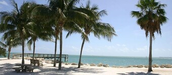 One of the Best Private Beaches in US! Great Location fun activities-Fast Wifi!