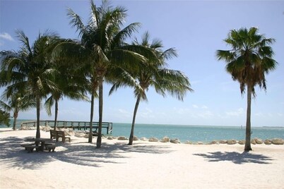 One of the Best Private Beaches in US! Great Location fun activities-Fast Wifi!
