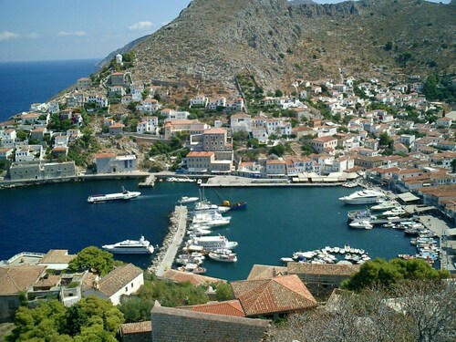 Superb 19C stone house with yard, 3 mins walk - no steps - to Hydra port