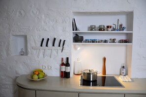 Réfrigérateur, four, plaque de cuisson, cafetiÚre/bouilloire