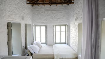 2 bedrooms, in-room safe, desk, iron/ironing board