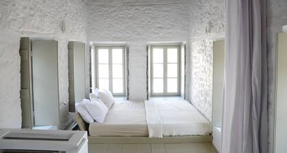 Superbe maison en pierre du 19Ăšme siĂšcle avec cour, Ă 3 minutes Ă pied - sans marches - du port de Hydra