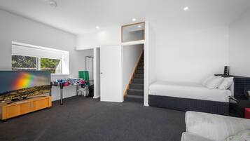 5 bedrooms, desk, iron/ironing board, WiFi