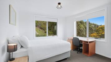 5 bedrooms, desk, iron/ironing board, WiFi (free)