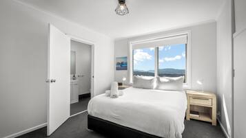 5 bedrooms, desk, iron/ironing board, WiFi