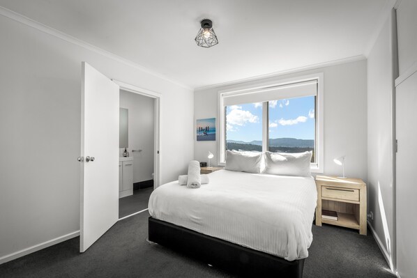 5 bedrooms, desk, iron/ironing board, WiFi