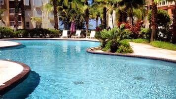 Una piscina al aire libre