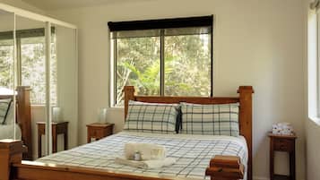 1 bedroom, iron/ironing board, WiFi (free), bed sheets