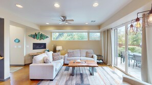 Smart TV, fireplace