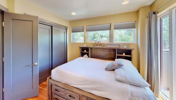 4 bedrooms, iron/ironing board, free WiFi, bed sheets