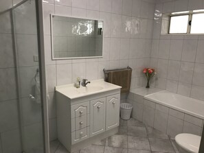 Bathtub, hair dryer, towels, soap - Beachside & Jetty View Apartment 6 ( Captains Apartment)  (Streaky Bay)