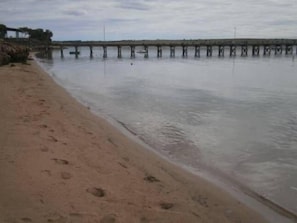On the beach - Beachside & Jetty View Apartment 6 ( Captains Apartment)  (Streaky Bay)