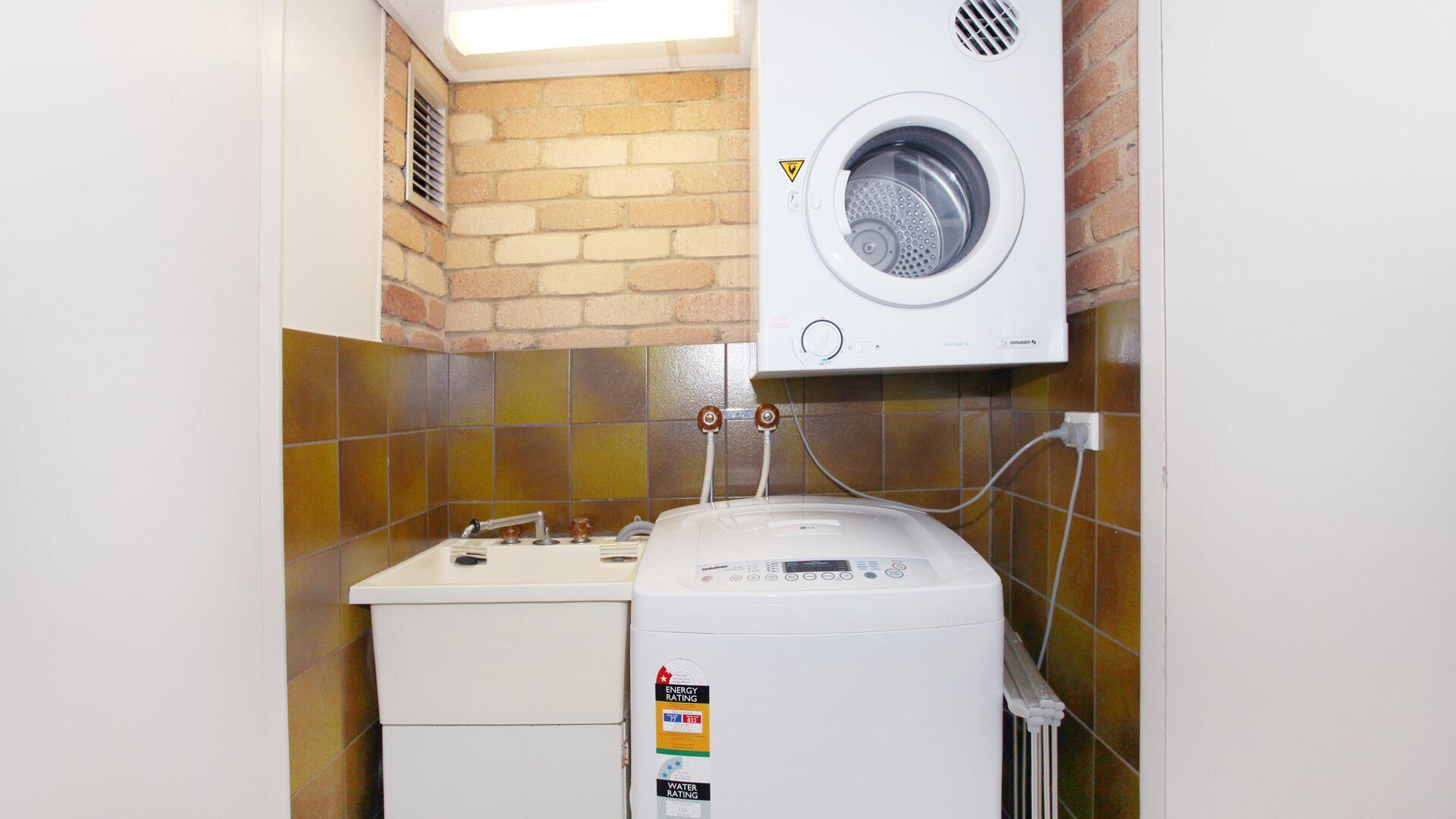 Illawong 4 - 2 Bedroom Unit just opposite the Beach — image 3