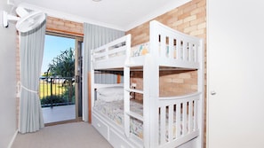 2 chambres, fer et planche à repasser, draps fournis