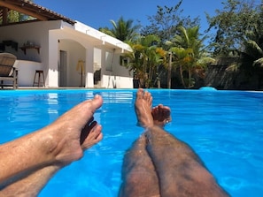 Utomhuspool, öppet 07.30 till 22.00, parasoller och solstolar