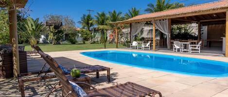 Piscine extérieure, parasols de plage, chaises longues